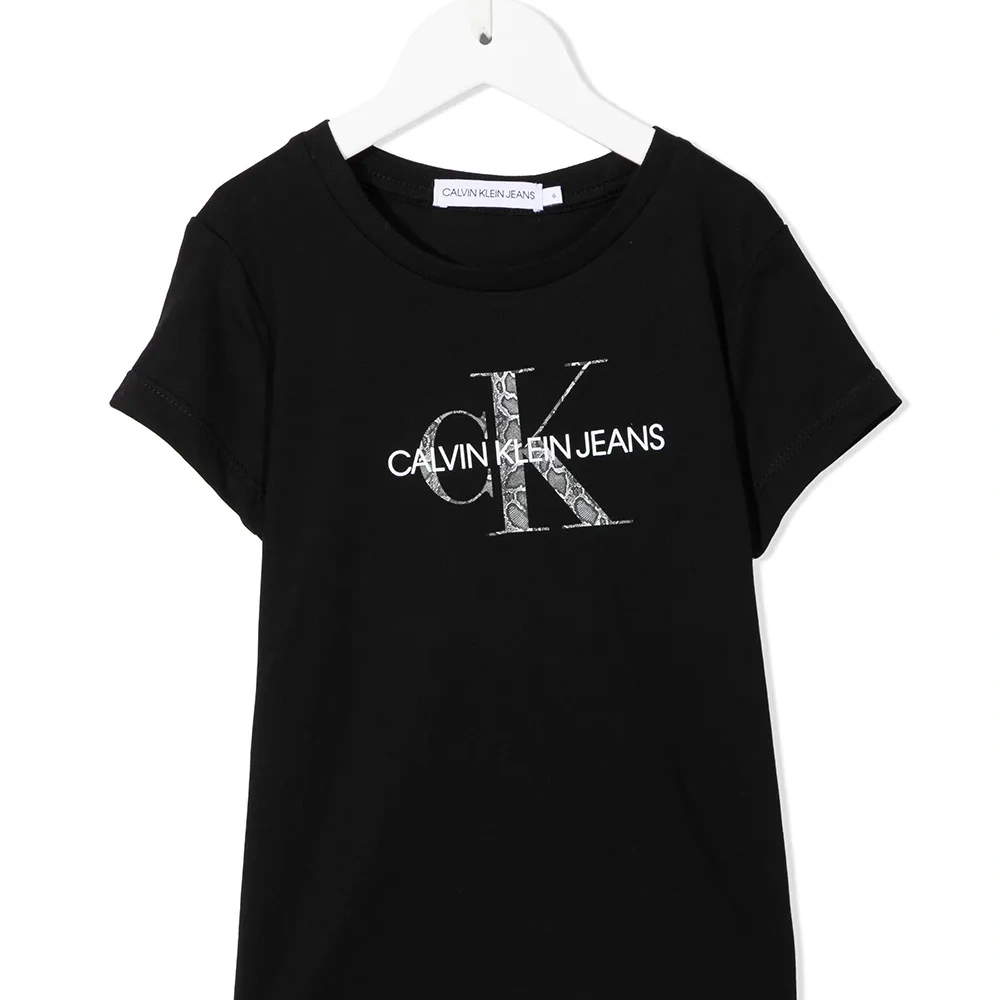 футболка с логотипом