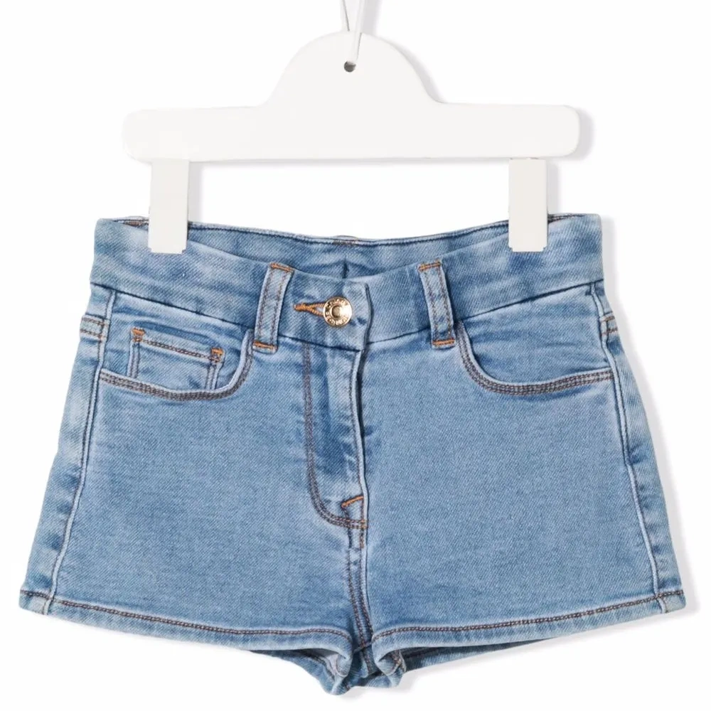 Джинсовые шорты с нашивкой