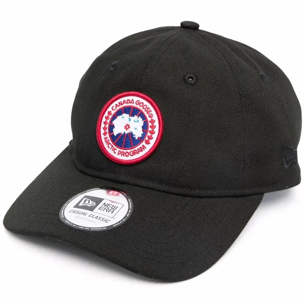 Бейсболка с нашивкой-логотипом