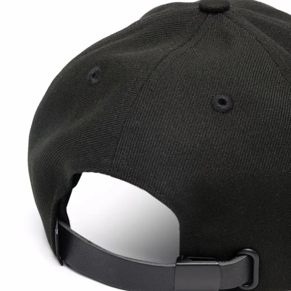 Бейсболка с нашивкой-логотипом