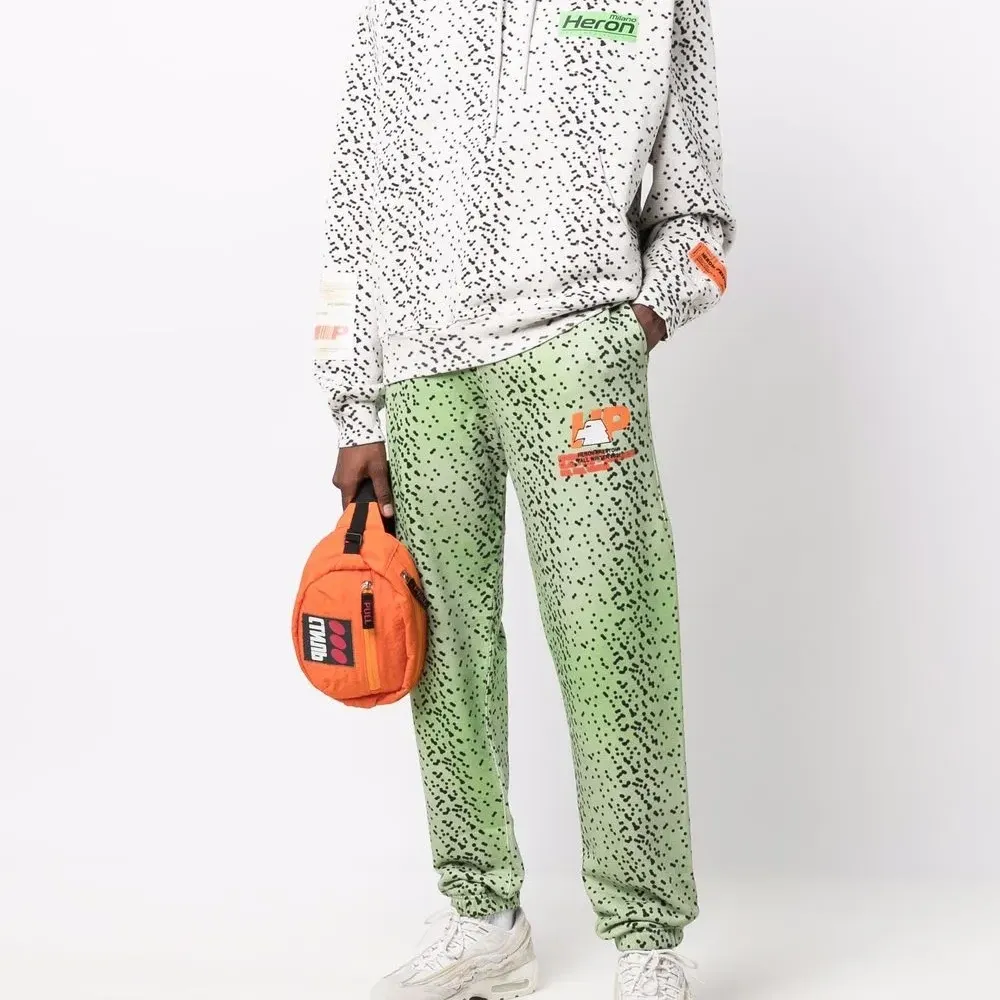 спортивные брюки с абстрактным принтом