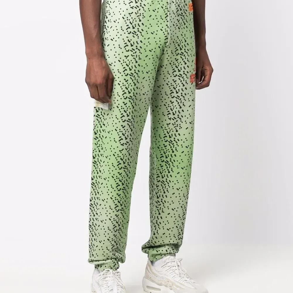 спортивные брюки с абстрактным принтом