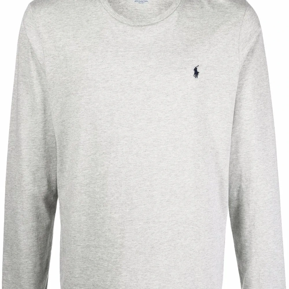 Футболка с вышитым логотипом