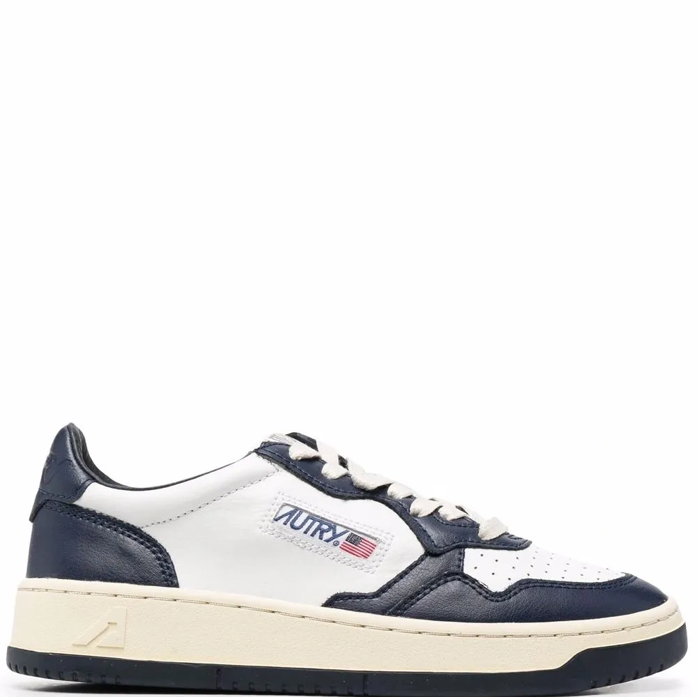 Кроссовки с нашивкой-логотипом