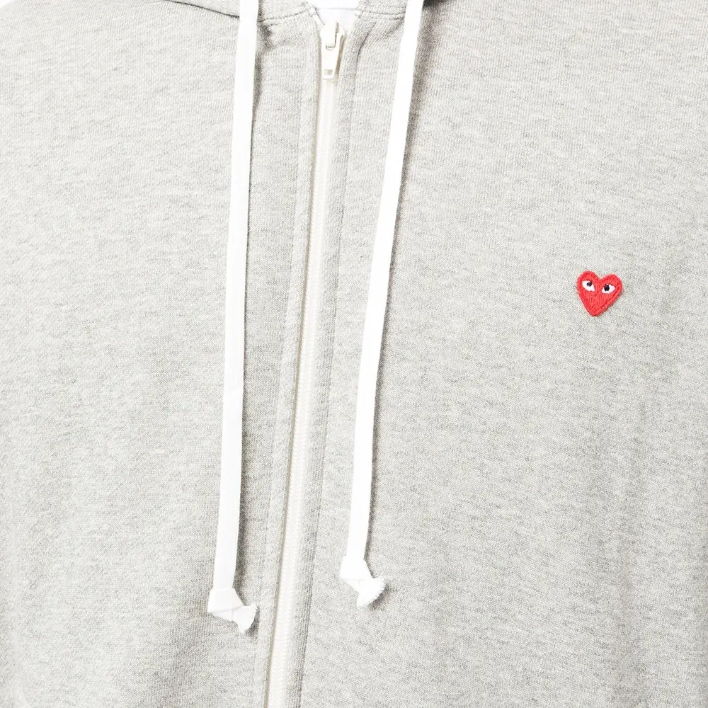 Толстовка на молнии с нашивкой