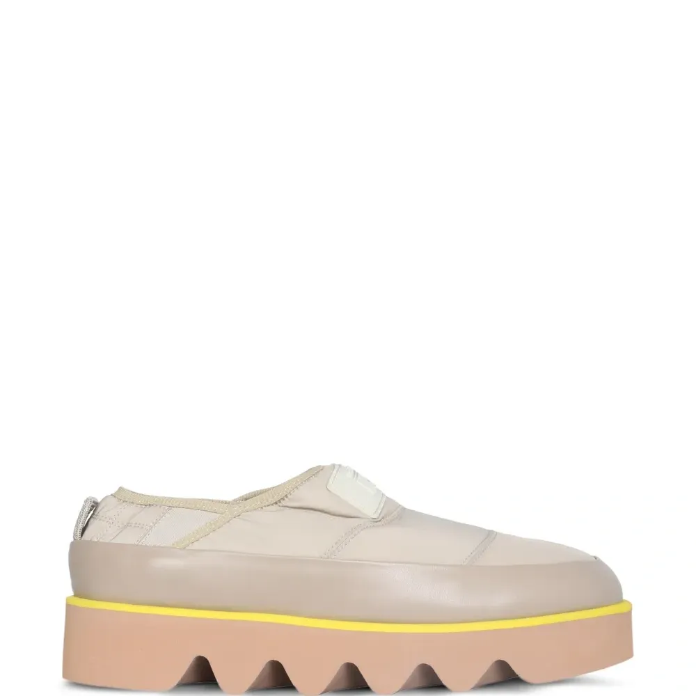 Кроссовки на платформе с нашивкой-логотипом