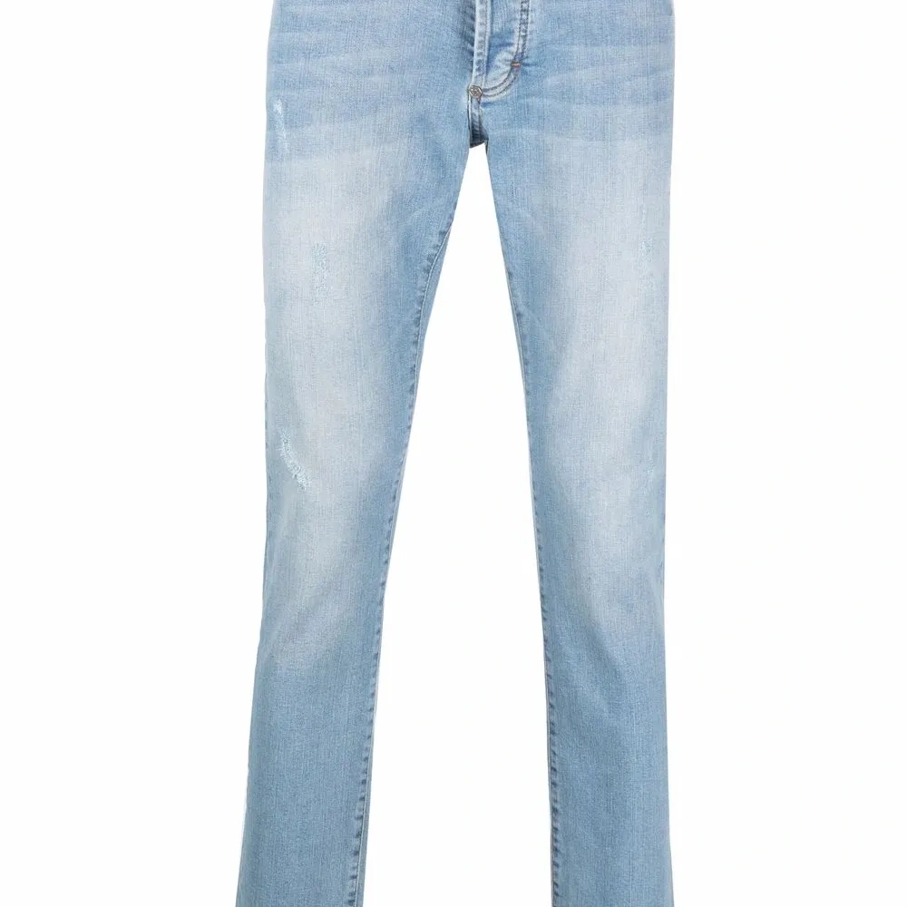 Прямые джинсы с эффектом потертости