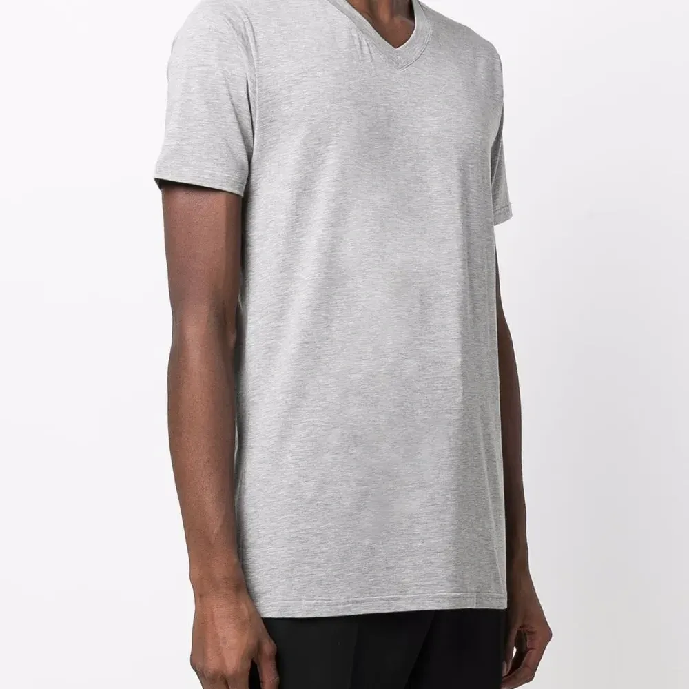 Футболка с V-образным вырезом Футболка с V-образным вырезом