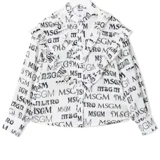 рубашка с оборками и логотипом