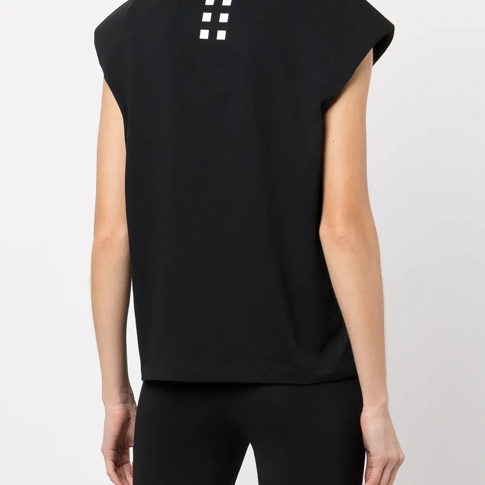 Футболка с объемными плечами и логотипом