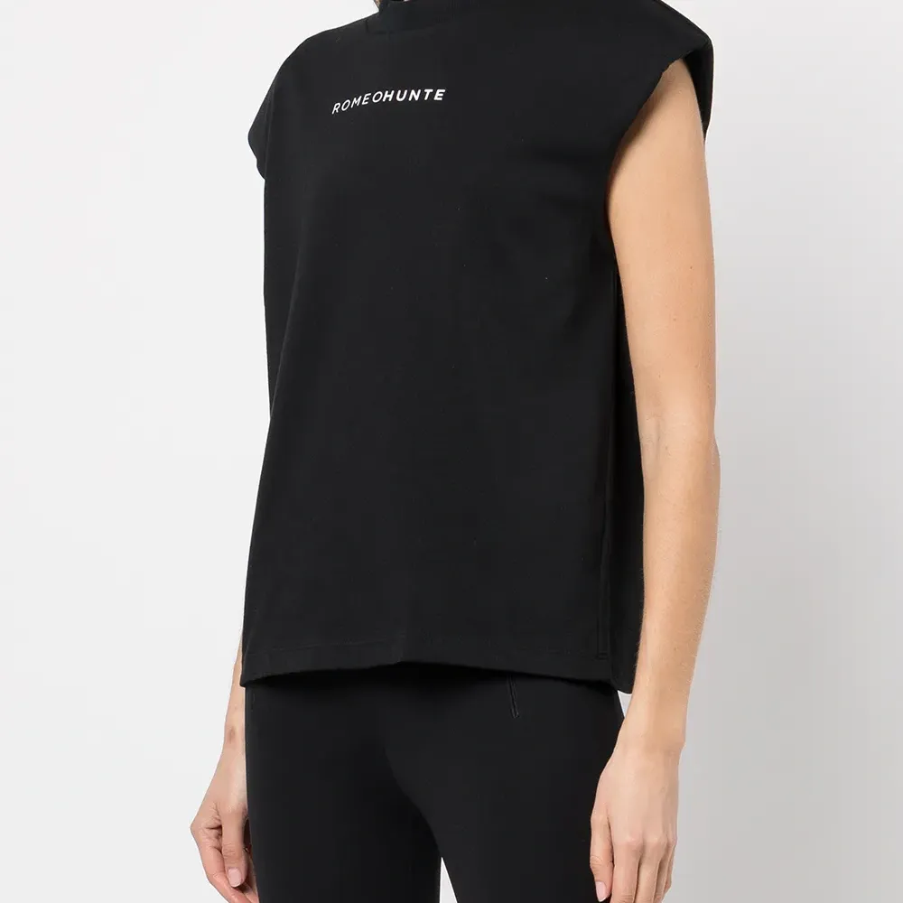 Футболка с объемными плечами и логотипом