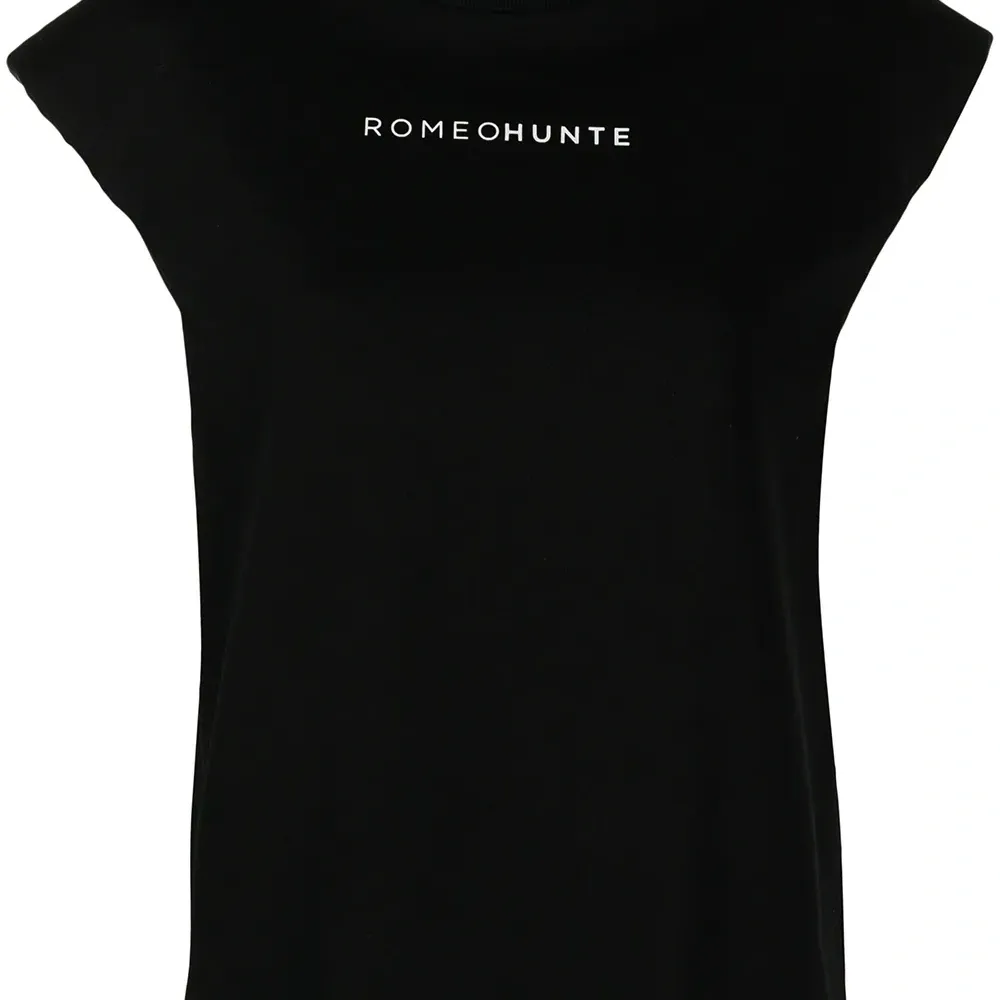 Футболка с объемными плечами и логотипом