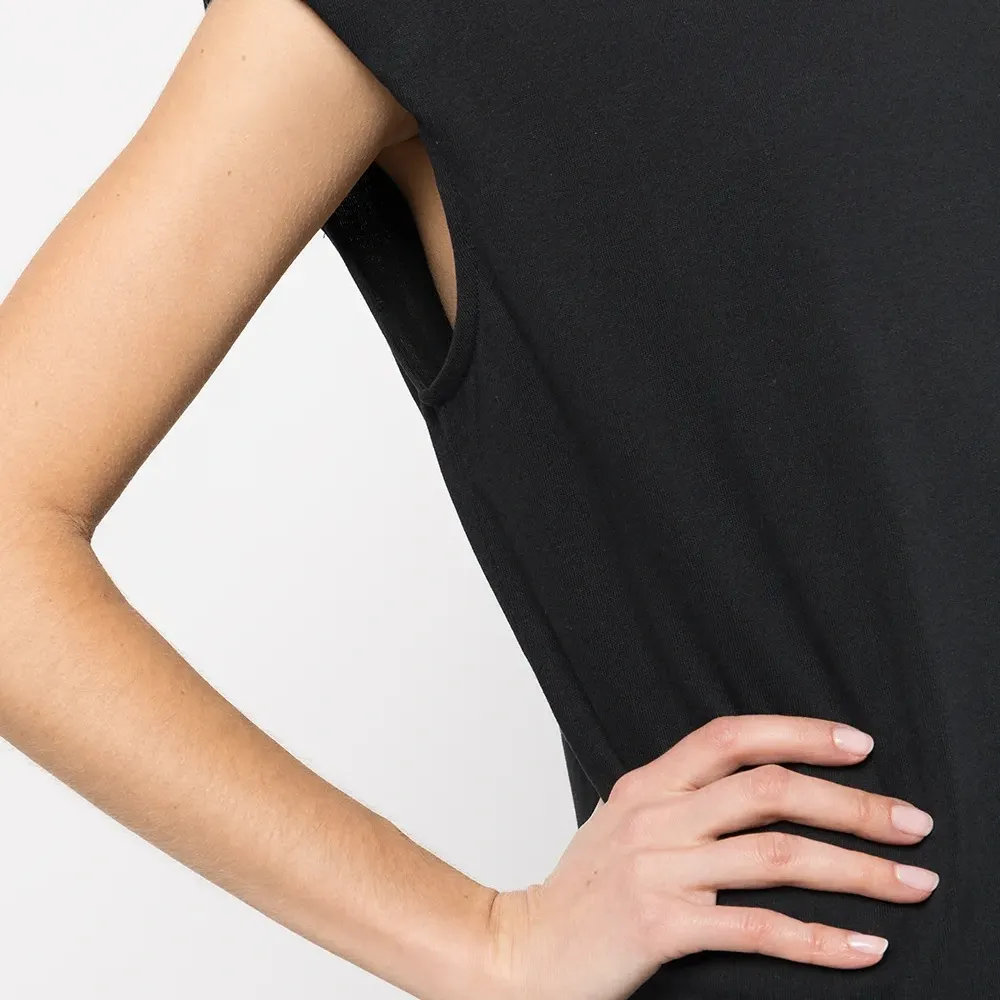 Футболка с объемными плечами и логотипом