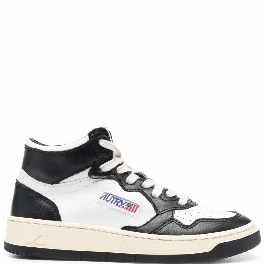 Высокие кроссовки на шнуровке