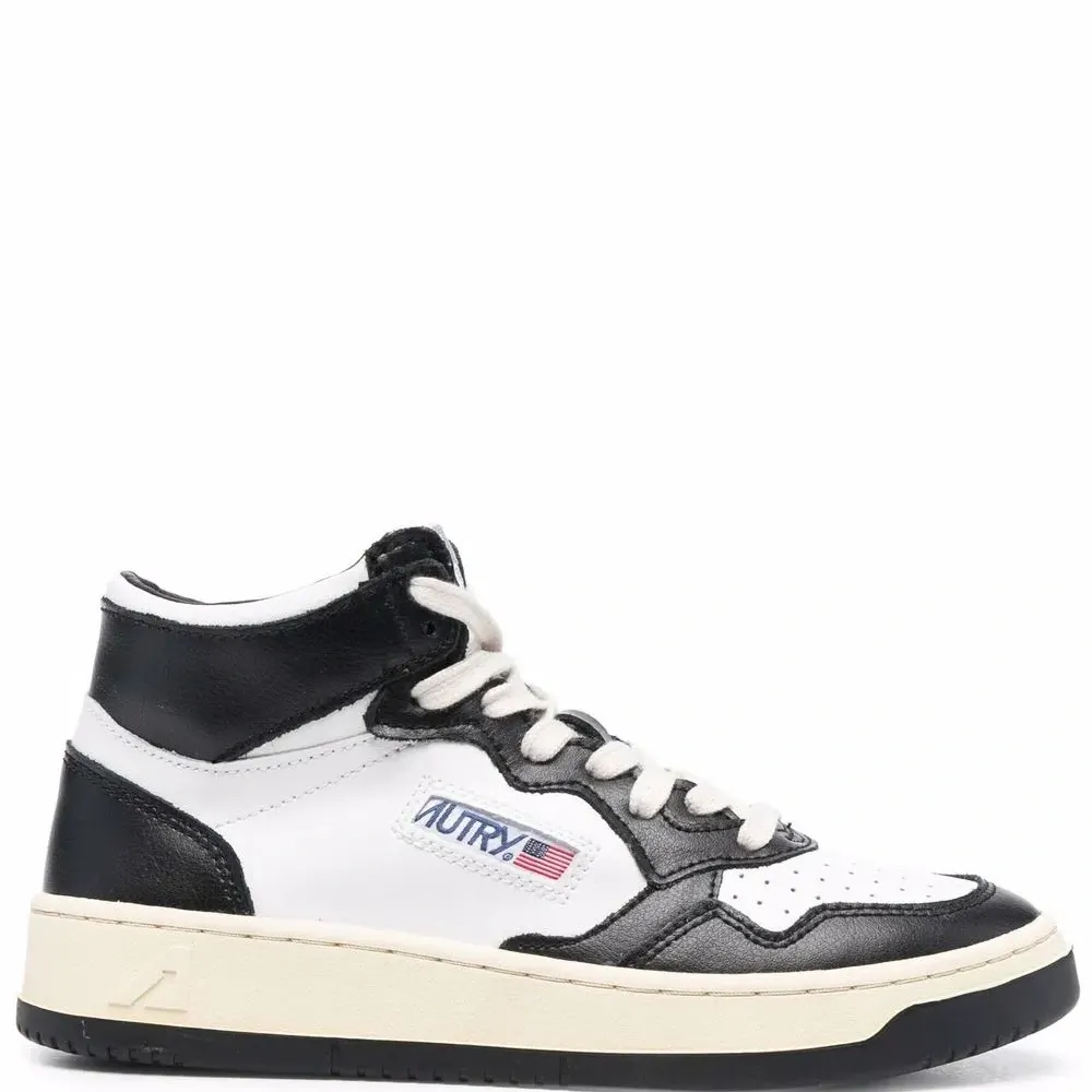 Высокие кроссовки на шнуровке