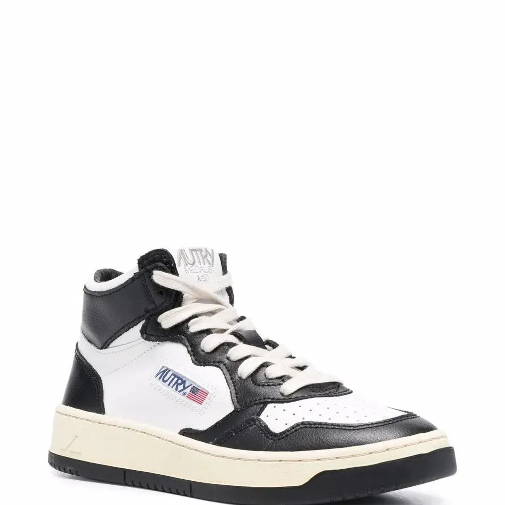 Высокие кроссовки на шнуровке