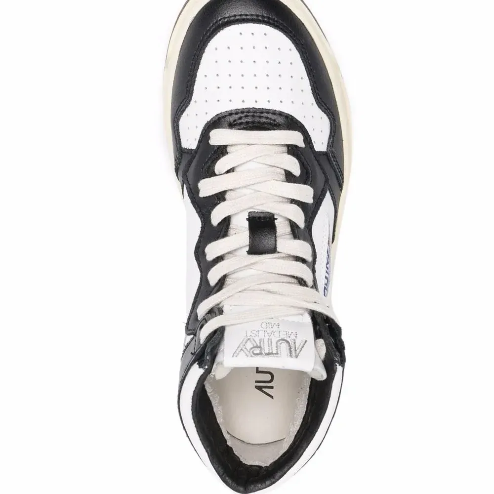 Высокие кроссовки на шнуровке