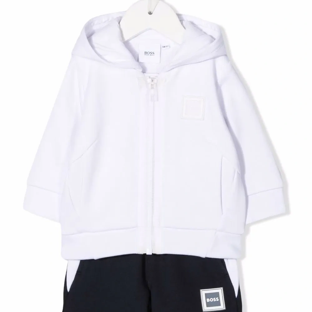 Спортивный костюм с логотипом Спортивный костюм с логотипом