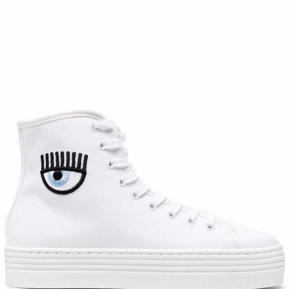 Кеды с нашивками