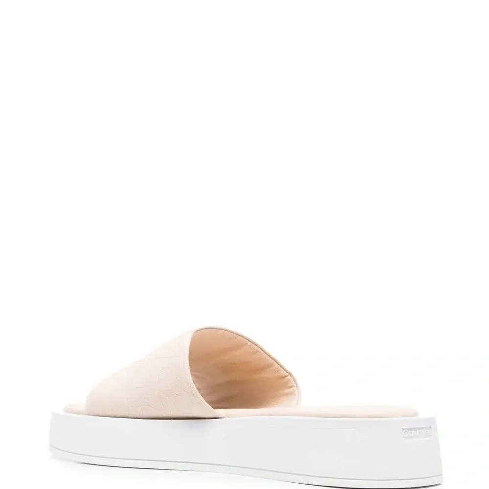 Шлепанцы на массивной подошве с монограммой