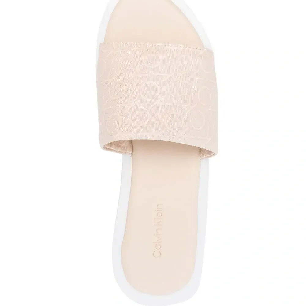 Шлепанцы на массивной подошве с монограммой