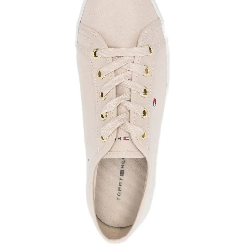 Кроссовки на шнуровке