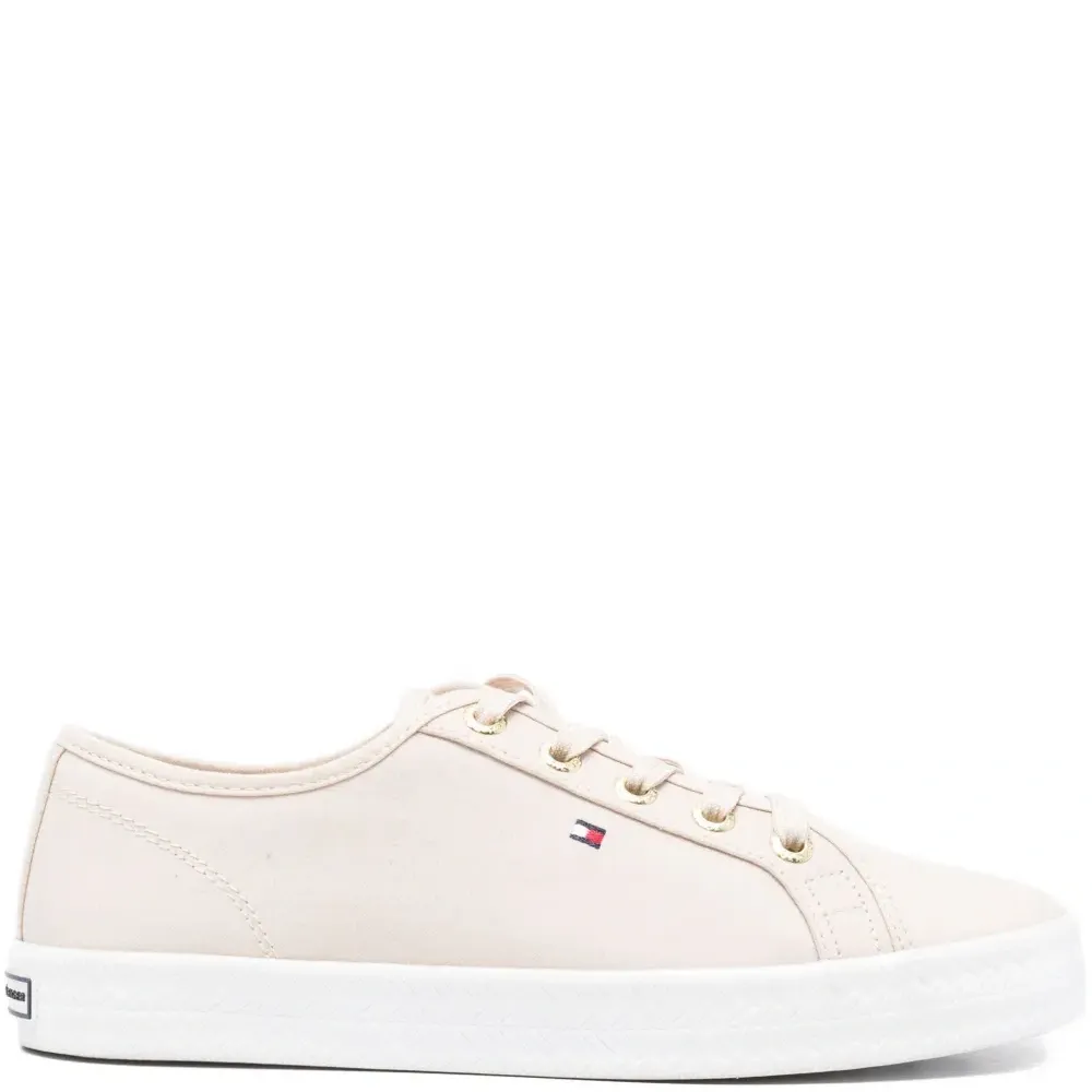 Кроссовки на шнуровке