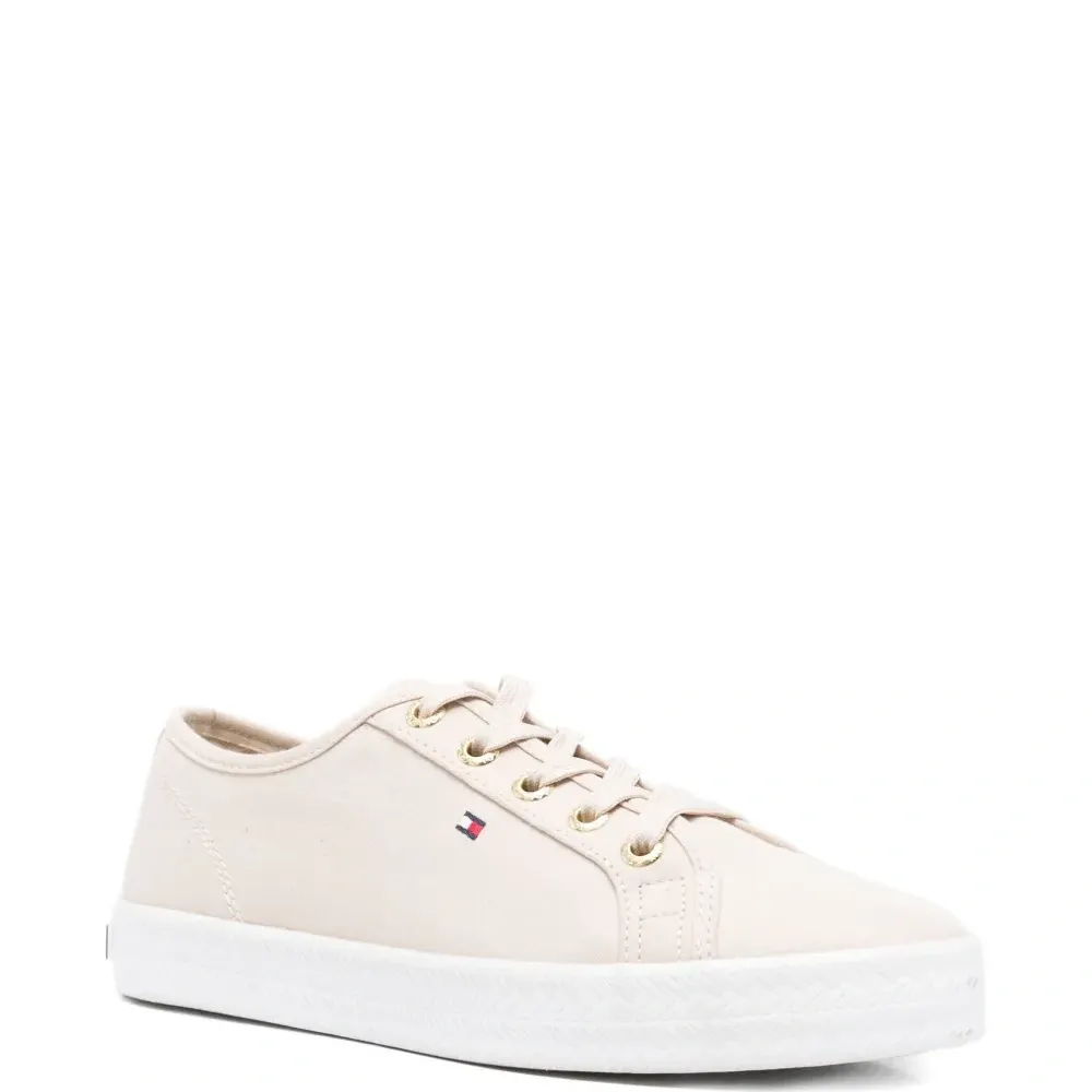 Кроссовки на шнуровке