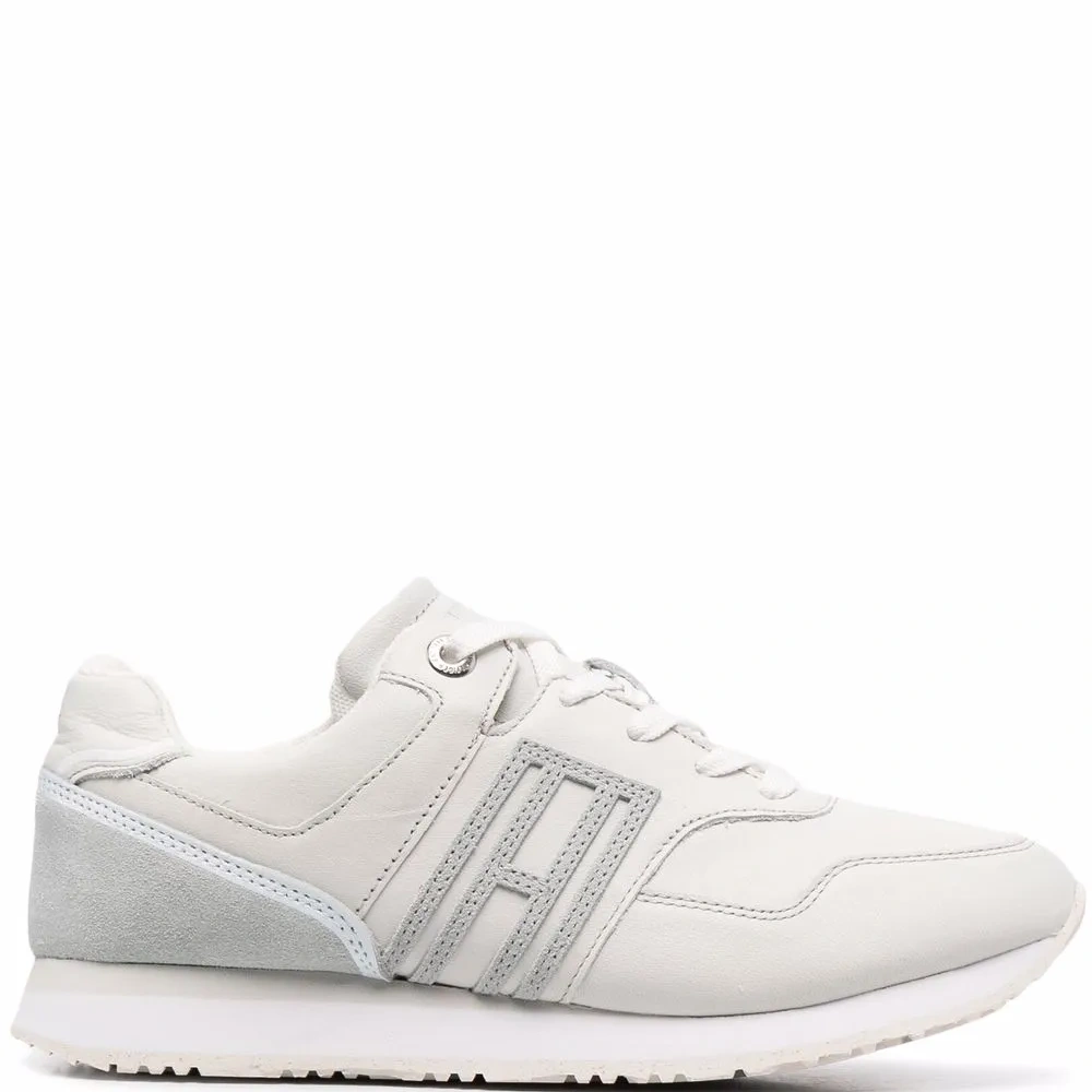 Кроссовки с нашивкой-логотипом