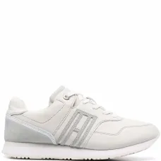 Кроссовки с нашивкой-логотипом