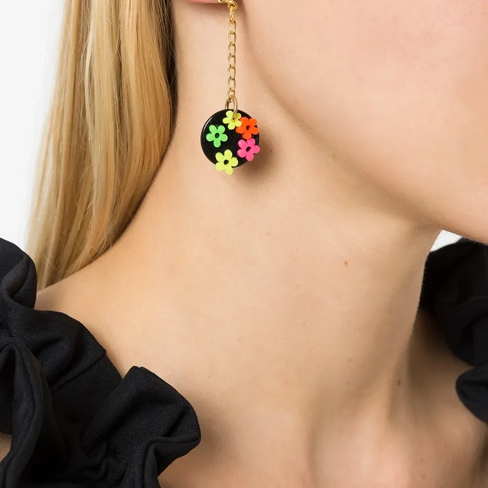 Непарные серьги с цветочной аппликацией