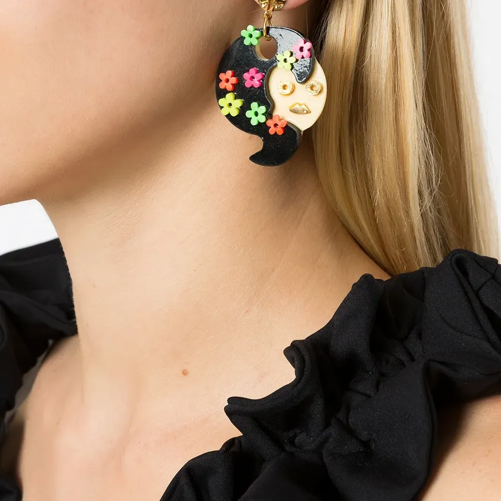 Непарные серьги с цветочной аппликацией