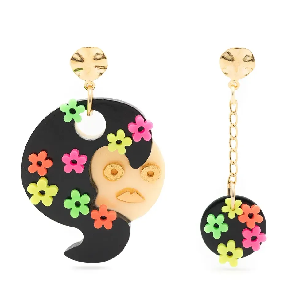 Непарные серьги с цветочной аппликацией