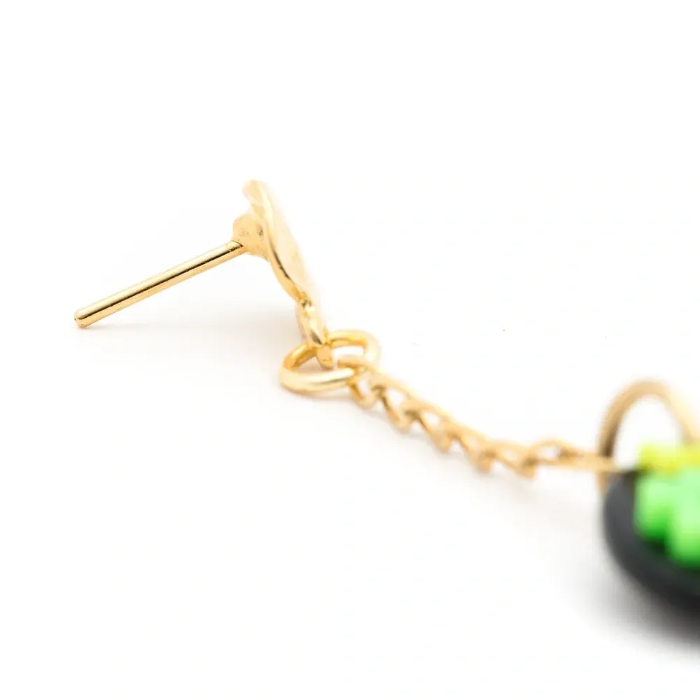 Непарные серьги с цветочной аппликацией