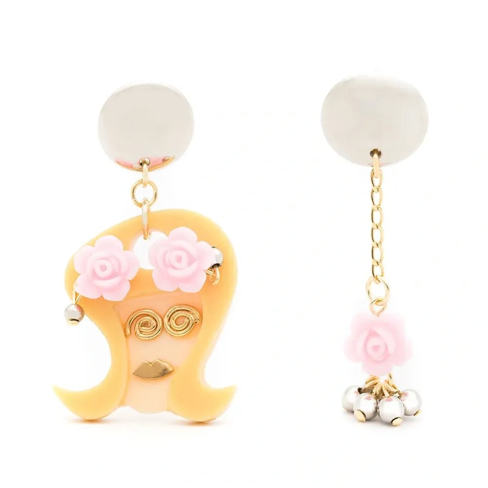 Непарные серьги с цветочной аппликацией