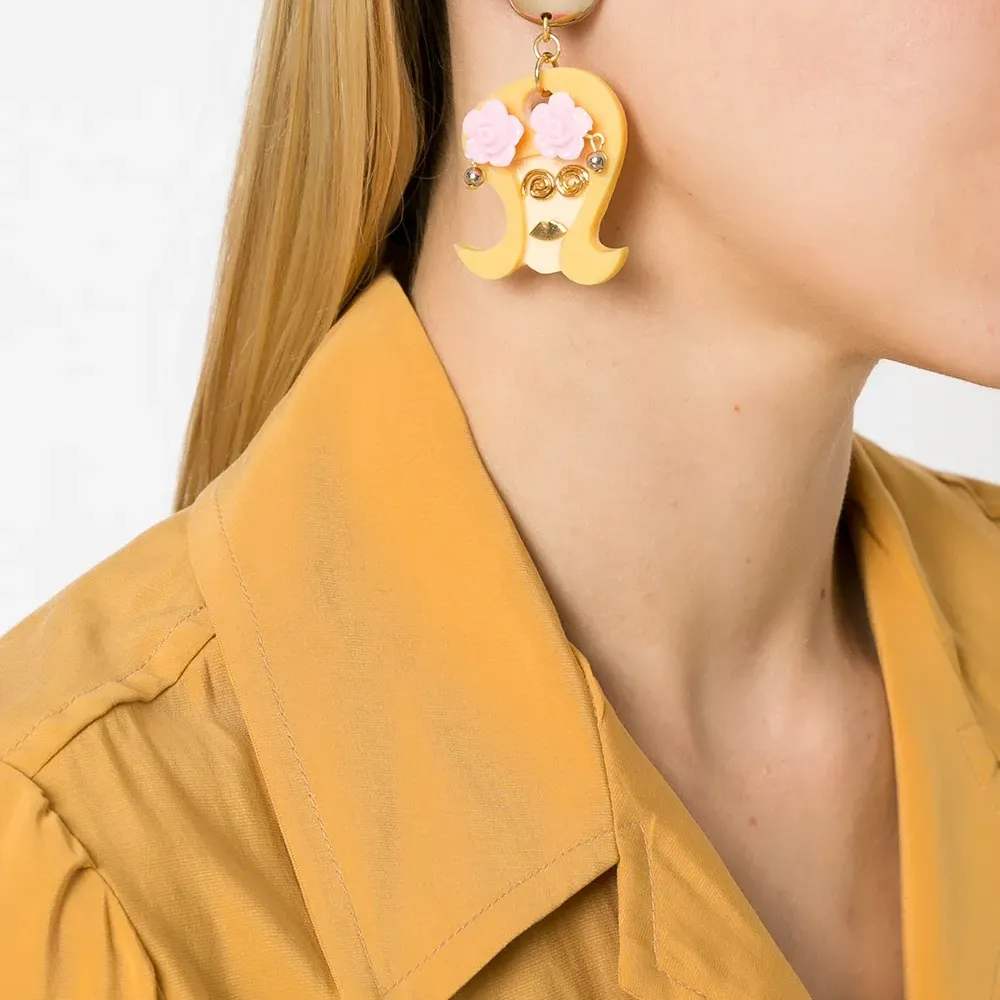 Непарные серьги с цветочной аппликацией