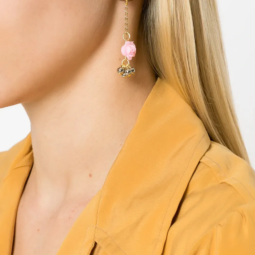 Непарные серьги с цветочной аппликацией