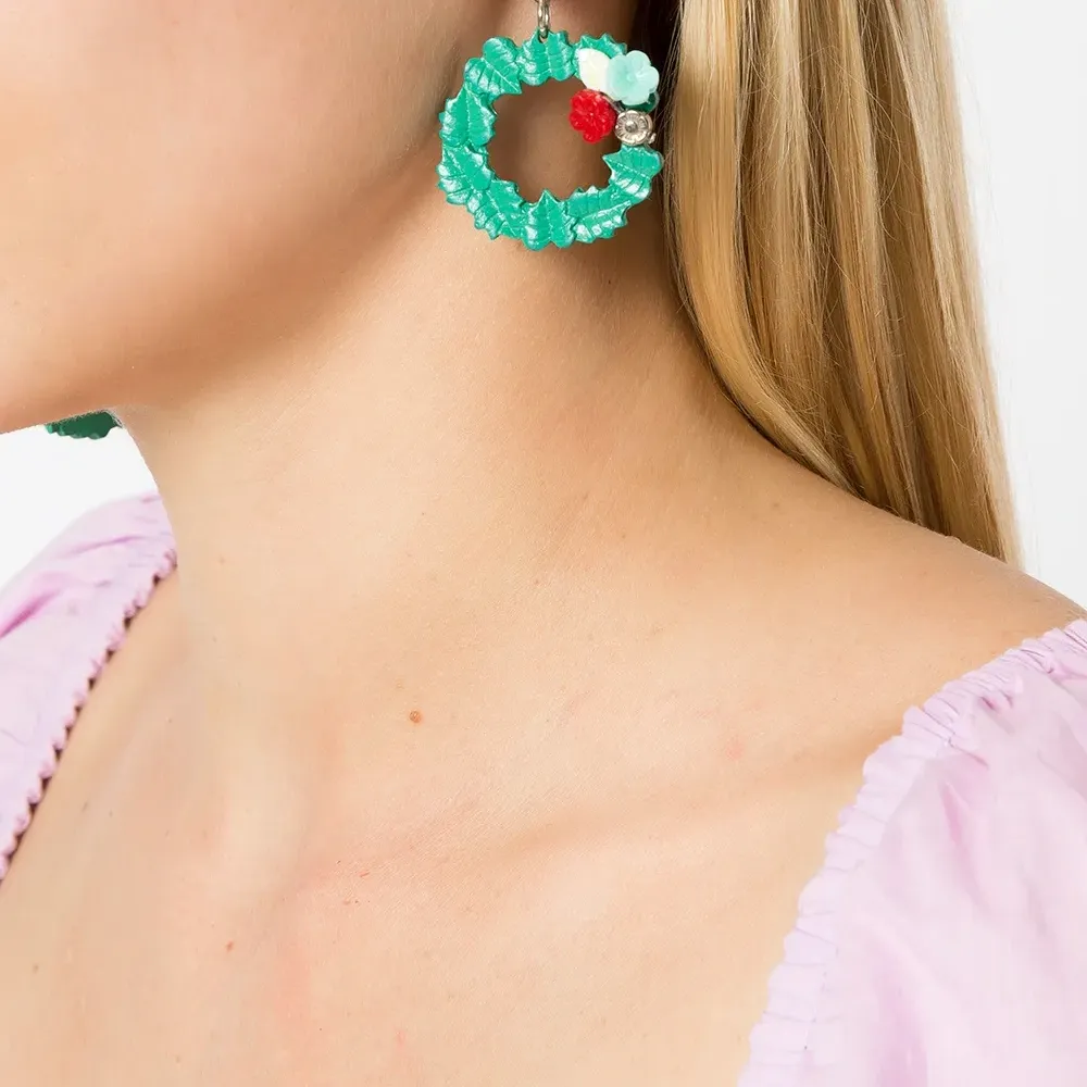 Непарные серьги с цветочной аппликацией