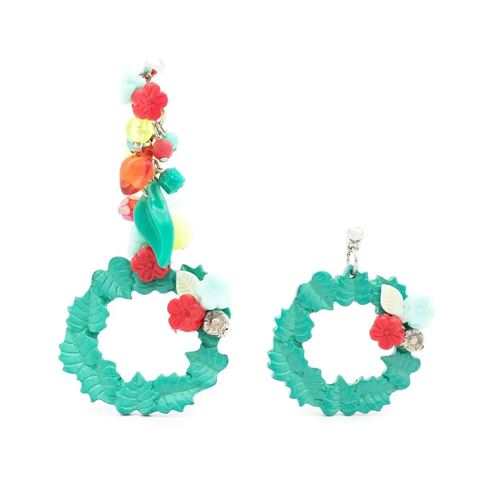 Непарные серьги с цветочной аппликацией