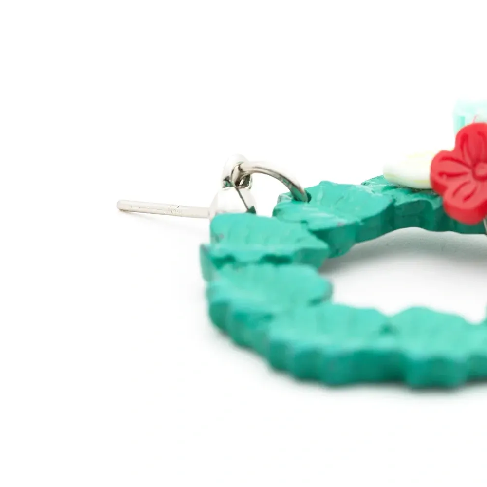 Непарные серьги с цветочной аппликацией