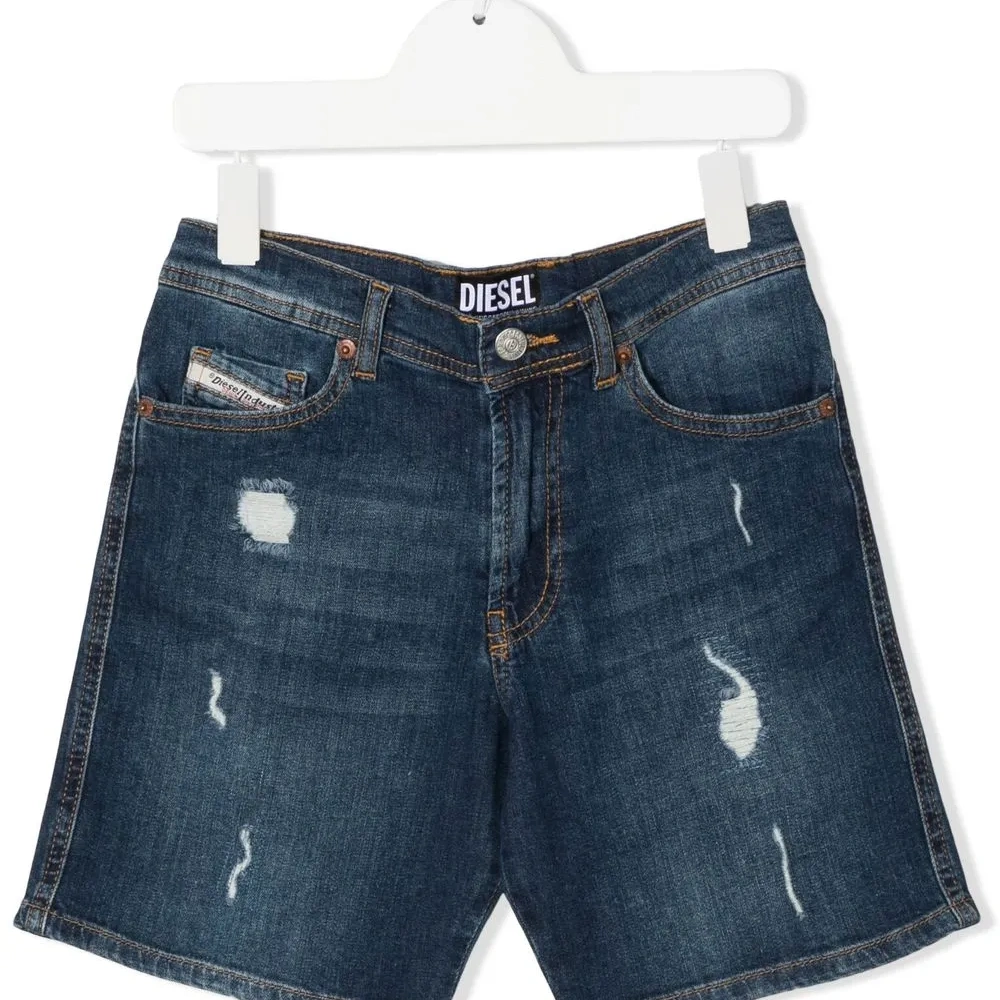 Джинсовые шорты с эффектом потертости Джинсовые шорты с эффектом потертости