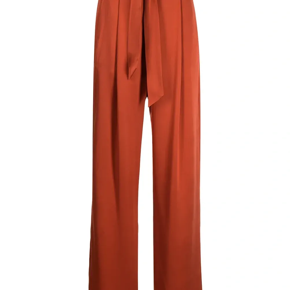 Шелковые брюки с завышенной талией и складками