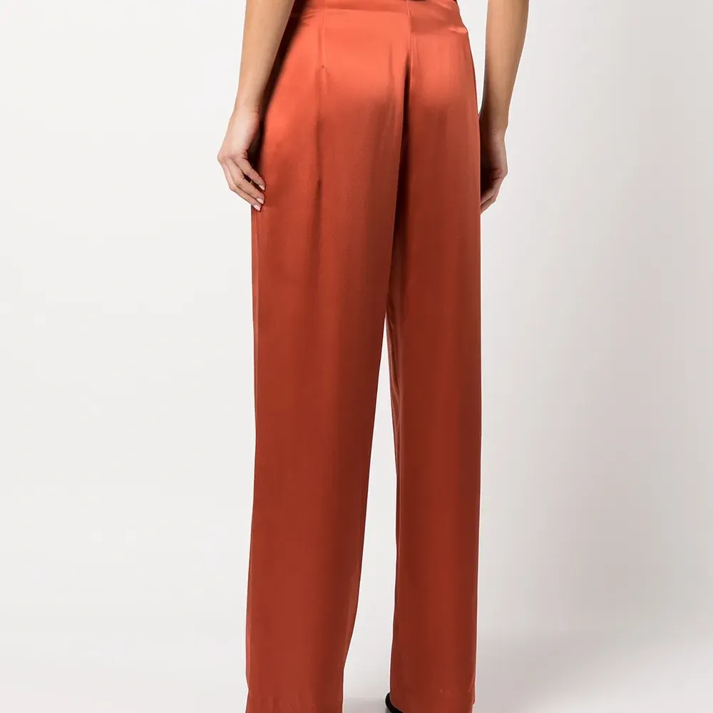 Шелковые брюки с завышенной талией и складками