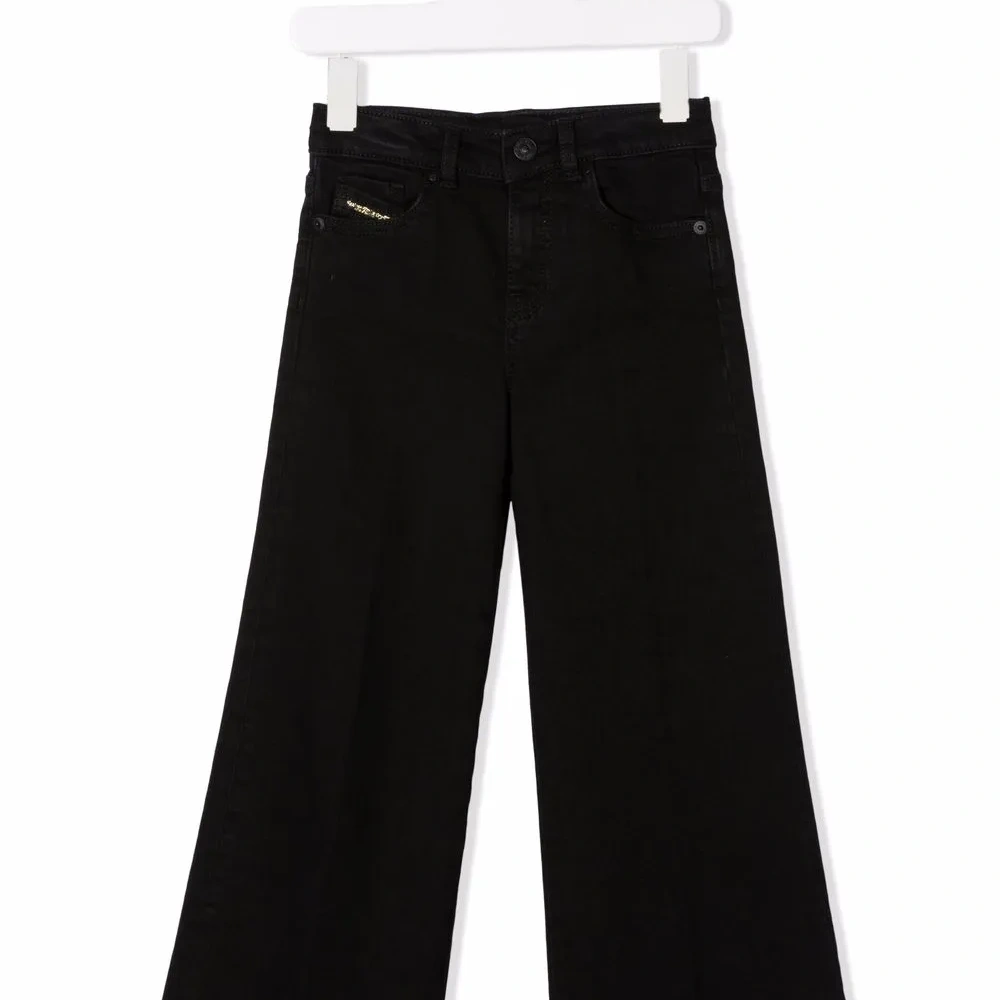 Широкие джинсы с логотипом