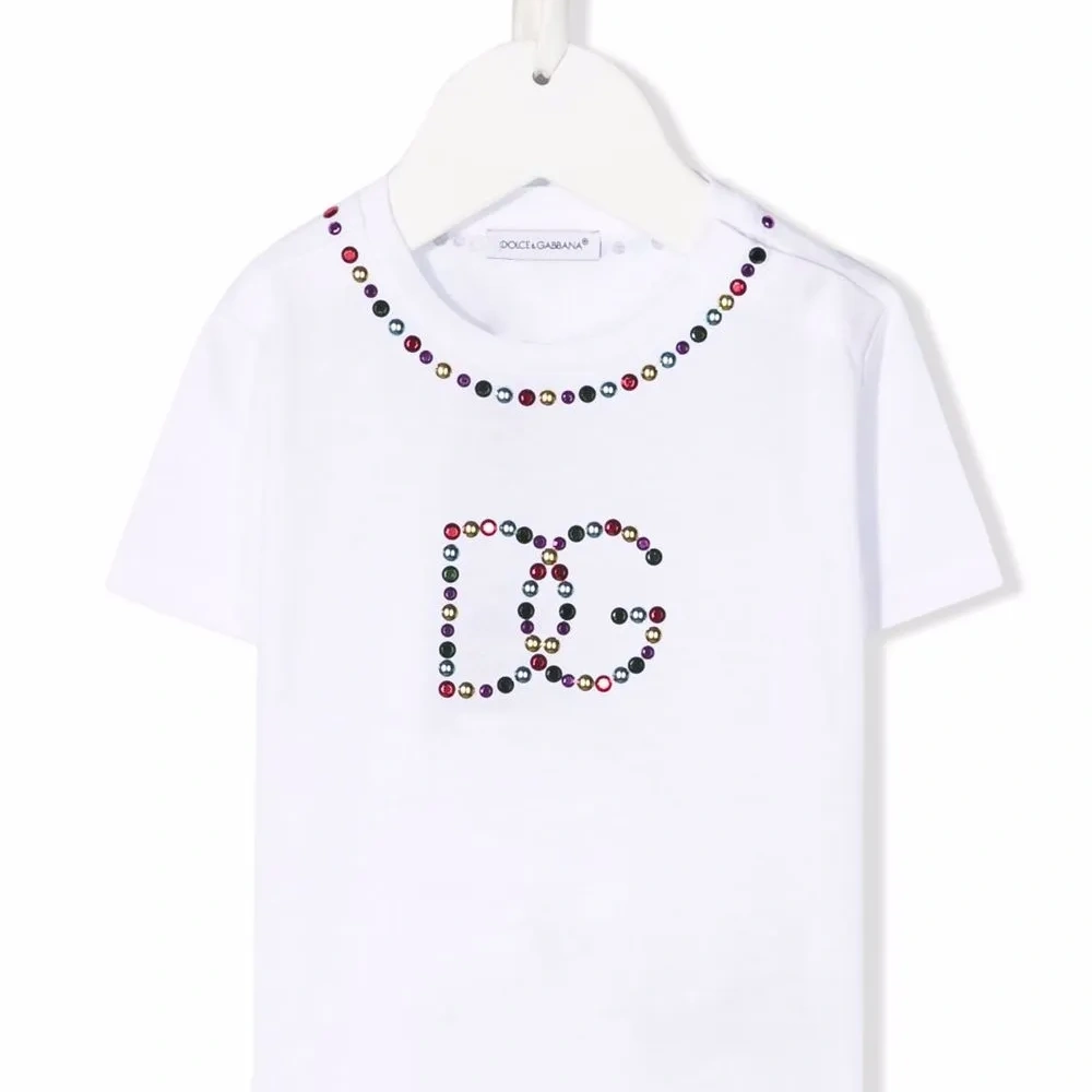 Футболка с логотипом и заклепками