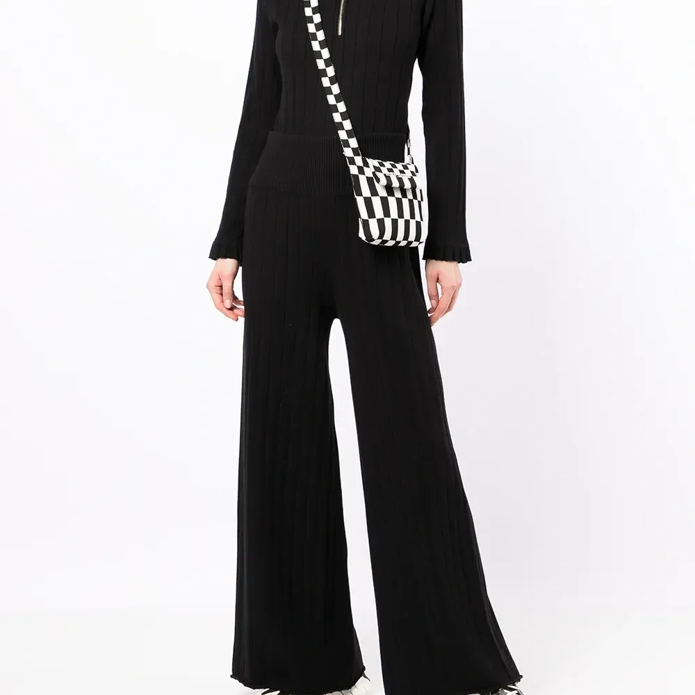 Джемпер тонкой вязки в рубчик