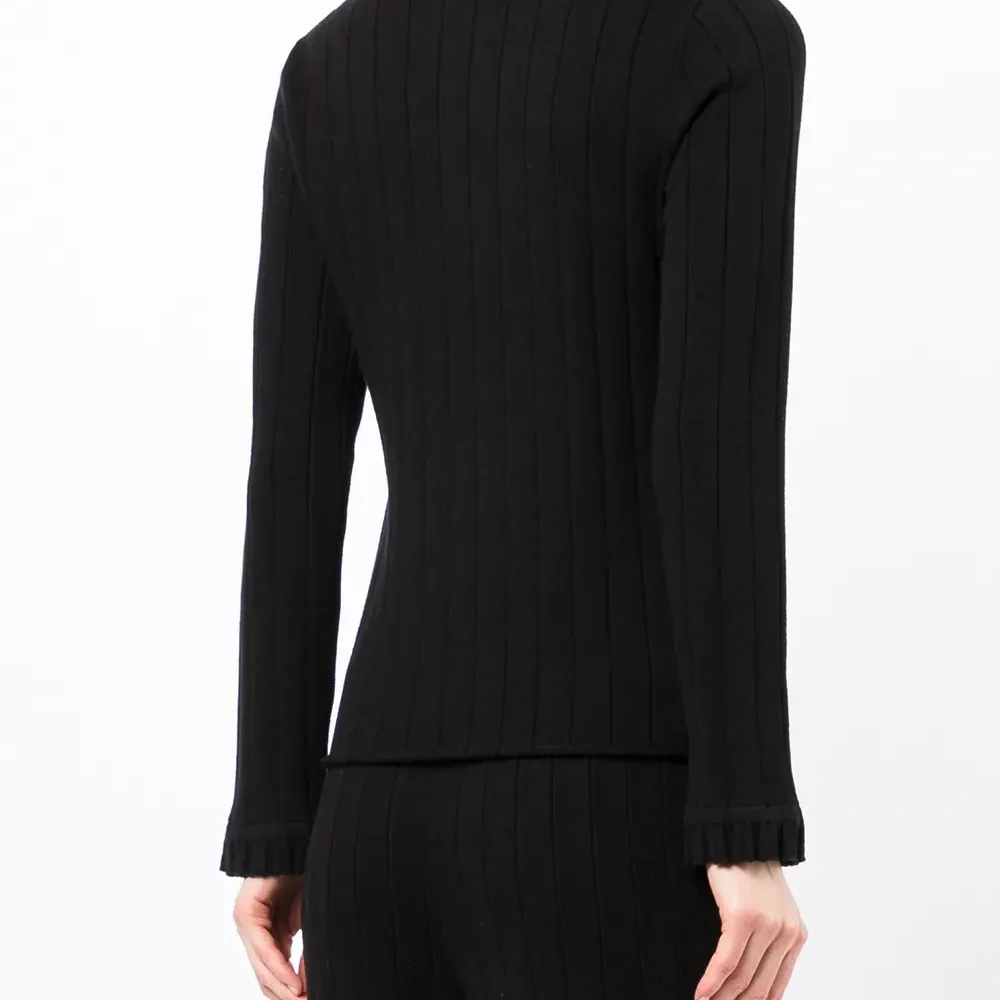 Джемпер тонкой вязки в рубчик