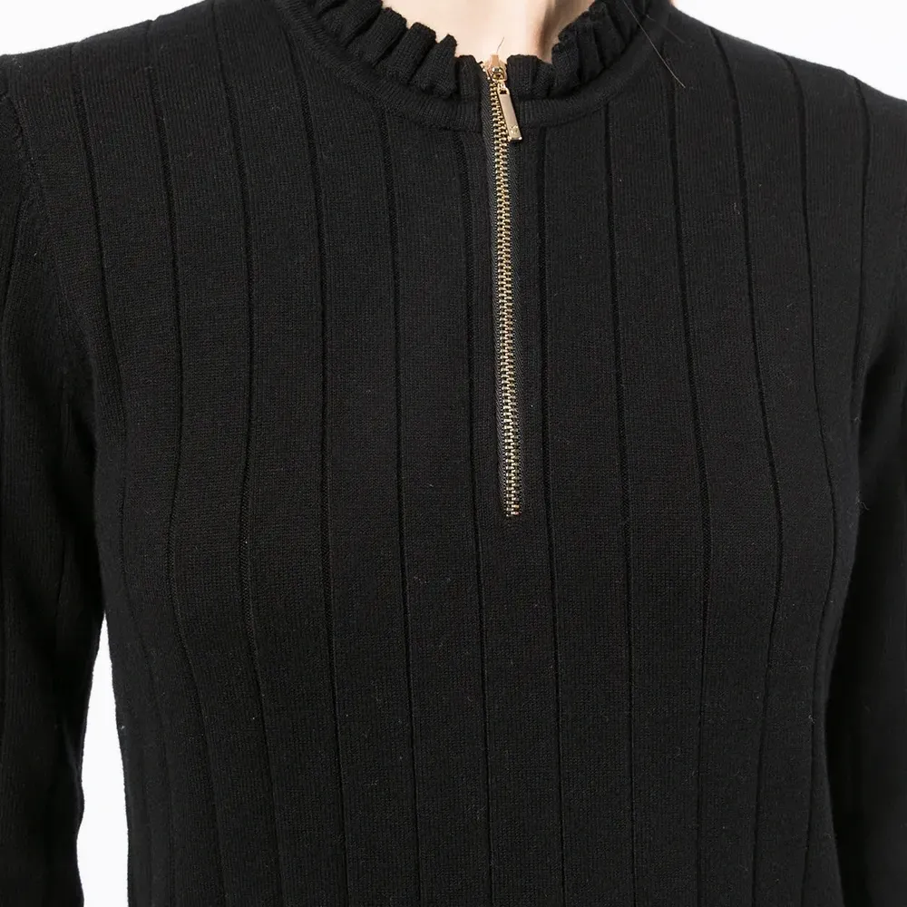 Джемпер тонкой вязки в рубчик