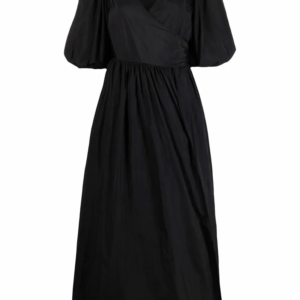 Платье с объемными рукавами и запахом