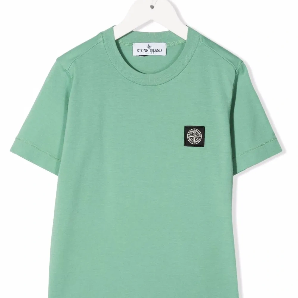 Футболка с нашивкой-логотипом